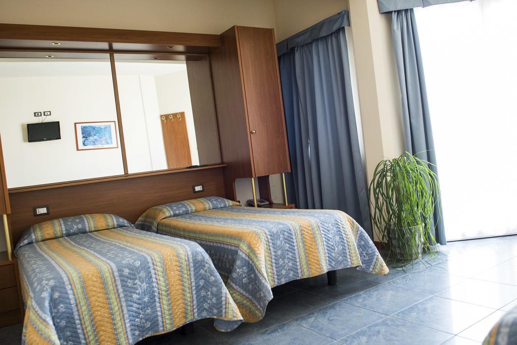 Hotel Gabbiano Порто-Сан-Джорджо Экстерьер фото
