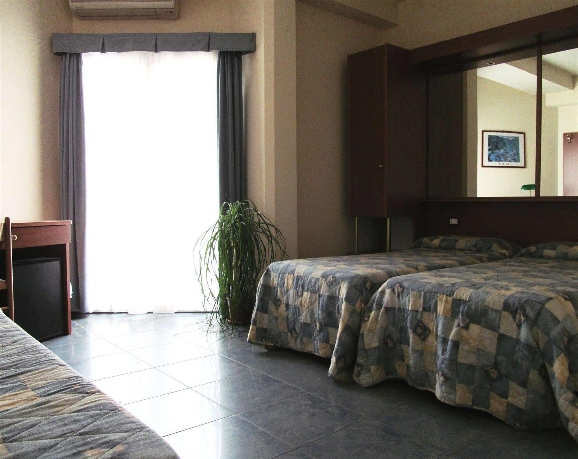 Hotel Gabbiano Порто-Сан-Джорджо Экстерьер фото